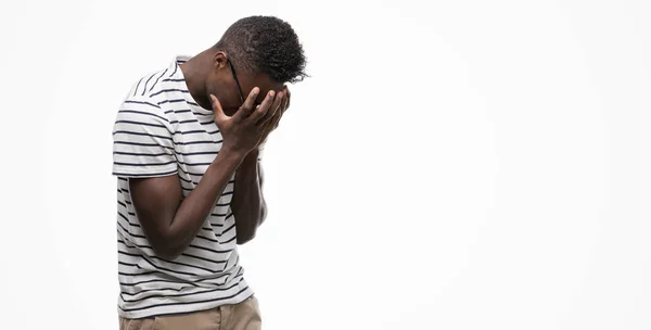 Joven Afroamericano Con Gafas Camiseta Azul Marino Con Expresión Triste —  Fotos de Stock