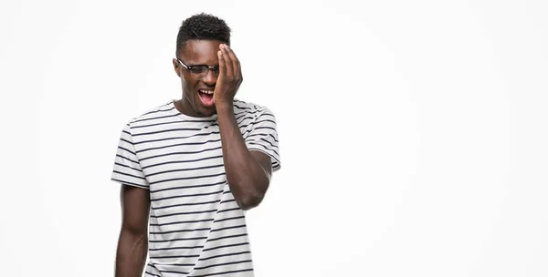 Jovem Afro Americano Vestindo Óculos Camiseta Marinha Cobrindo Olho Com — Fotografia de Stock