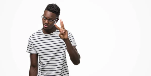 Afro Amerikai Fiatalember Visel Szemüveget Sötétkék Póló Mutatja Ujjal Felfelé — Stock Fotó