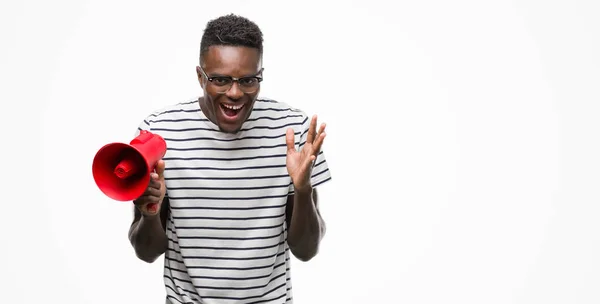 Jovem Afro Americano Segurando Megafone Muito Feliz Animado Expressão Vencedora — Fotografia de Stock