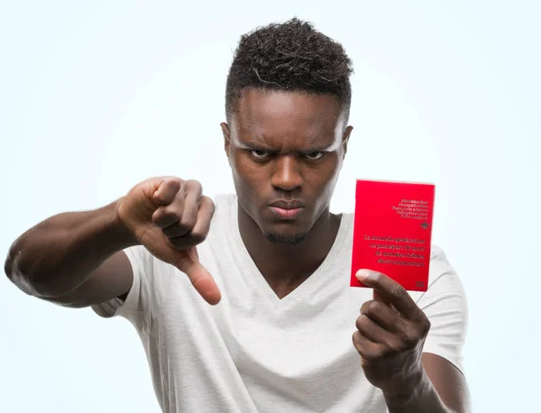 Joven Afroamericano Portador Pasaporte Suiza Con Cara Enojada Signo Negativo — Foto de Stock