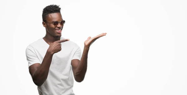 Jovem Afro Americano Usando Óculos Sol Muito Feliz Apontando Com — Fotografia de Stock