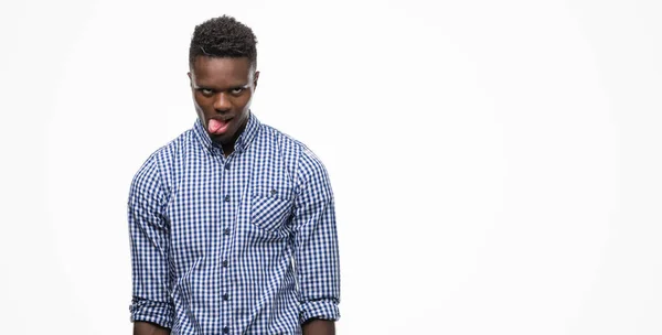 Молодой Африканский Американец Голубой Рубашке Торчащий Языком Довольный Смешным Выражением — стоковое фото