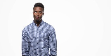 Genç Afro-Amerikan giyiyor mavi gömlek yapma balık yüz dudaklı, çılgın ve komik bir jest dostum. Komik ifade.