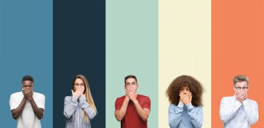 Bir grup insan vintage üzerinde arka plan şok hata için ellerle ağız kapsayan renkler. Gizli kavramı.