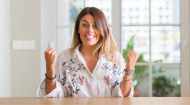 Gurur çığlık ve zafer ve başarı çok kutluyor heyecanlı, Genç kadın evde tezahürat duygu