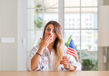 Genç kadın evde hata, korku, ifade için utanç ile Holding bayrak el ile Amerika Birleşik Devletleri kapak ağız şok sessizlik içinde gizli kavramı korkuttu