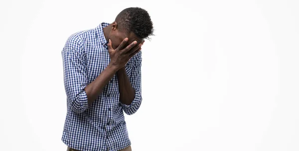 Genç Afro Amerikan Adam Üzgün Ifadeyle Yüz Eller Ile Ağlayarak — Stok fotoğraf