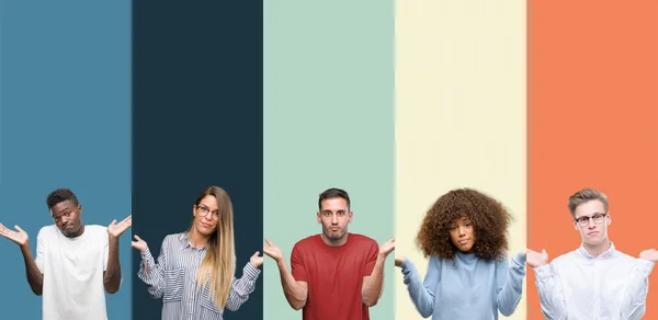 Gruppe Von Menschen Über Vintage Farben Hintergrund Ahnungslos Und Verwirrt — Stockfoto