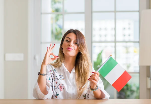Молодая Женщина Дома Флагом Италии Делает Хорошо Знак Пальцами Отличный — стоковое фото