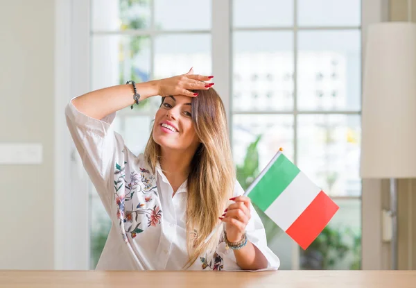 Молодая Женщина Себя Дома Флагом Италии Подчёркиваемая Рукой Голове Шокированная — стоковое фото