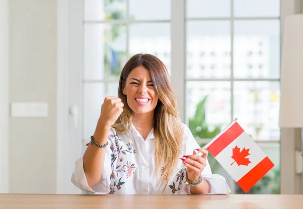Νεαρή Γυναίκα Στο Σπίτι Κρατώντας Σημαία Του Καναδά Ενοχλημένοι Και — Φωτογραφία Αρχείου