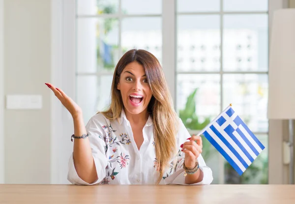 Mladá Žena Doma Drží Vlajku Řecka Velmi Šťastný Nadšený Vítěz — Stock fotografie