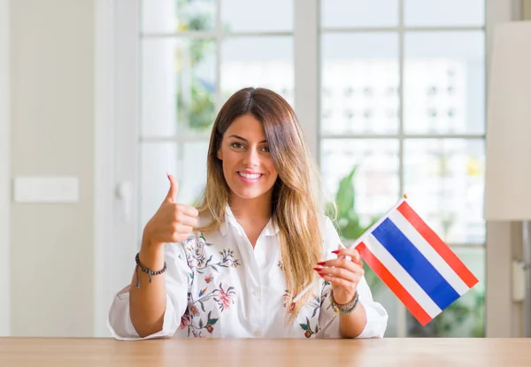 Genç Kadın Evde Tayland Bayrağı Işareti Yapıyor Büyük Gülümseme Ile — Stok fotoğraf