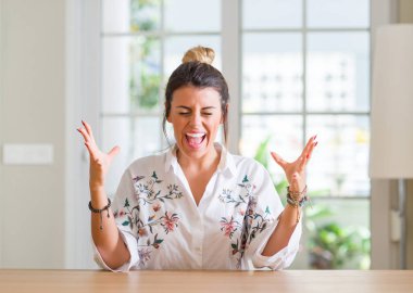 Genç kadın evde deli ve çığlık kaldırdı ve kapalı gözleri heyecanlı silah ile başarı için deli kutluyor. Kazanan kavramı