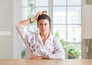 Genç kadın evde yanıltır ve soru hakkında merak ediyorum. Şüphe, kafasına el ile düşünme ile belirsiz. Dalgın kavramı.