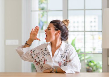 El Ağızdan bağırarak ve ile yan için çığlık genç kadın evde. İletişim kavramı.