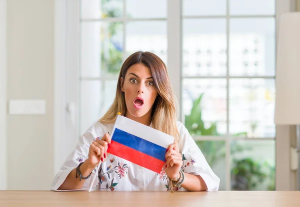 Молодая Женщина Дома Флагом России Напуганная Шоке Неожиданным Лицом Испуганная — стоковое фото