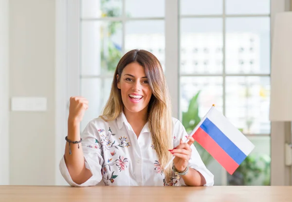 Giovane Donna Casa Che Tiene Bandiera Della Russia Urlando Orgoglioso — Foto Stock