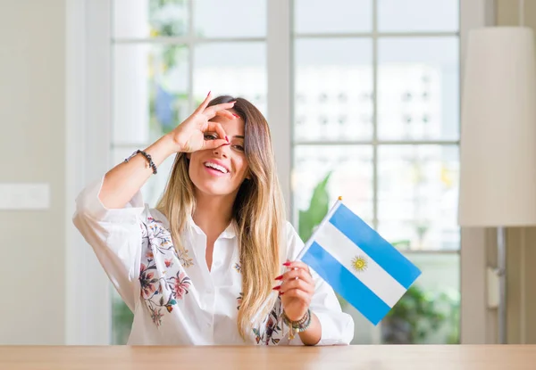 Mujer Joven Casa Sosteniendo Bandera Argentina Con Cara Feliz Sonriendo —  Fotos de Stock