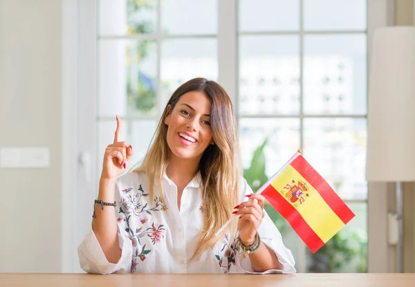 Mujer Joven Casa Sosteniendo Bandera España Sorprendida Con Una Idea —  Fotos de Stock