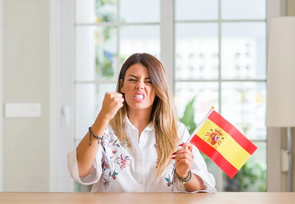 Mladá Žena Doma Drží Vlajkou Španělska Naštvaný Frustrovaný Křik Hněvem — Stock fotografie