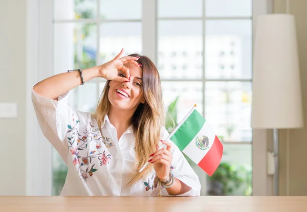 Молодая Женщина Дома Держит Флаг Мексики Счастливым Лицом Улыбаясь Делает — стоковое фото