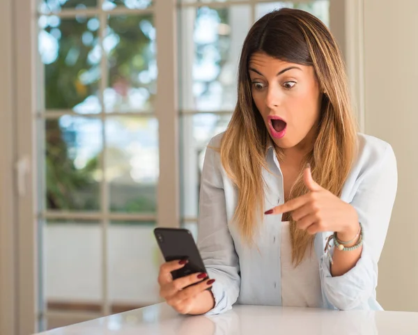 Jonge Vrouw Met Smartphone Verrast Paniek Schok Emotie Thuis — Stockfoto