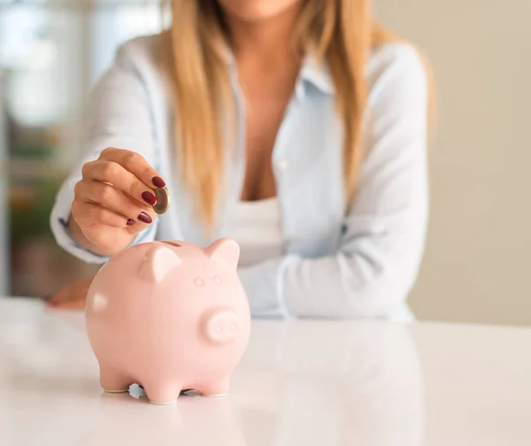 Jovem Bonita Mãos Segurando Uma Moeda Investindo Banco Porquinho Casa — Fotografia de Stock