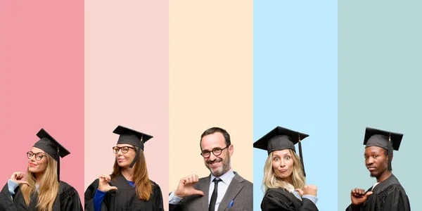 Senior Leraar Met Zijn Afgestudeerde Studenten Trots Opgewonden Arrogant Wijzend — Stockfoto