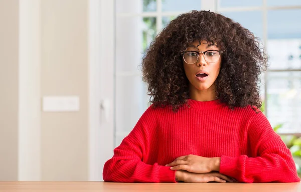 Africano Americano Mulher Vestindo Óculos Assustado Choque Com Rosto Surpresa — Fotografia de Stock