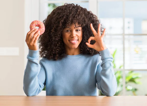 African American Woman Holding Donut Hemma Gör Tecken Med Fingrarna — Stockfoto