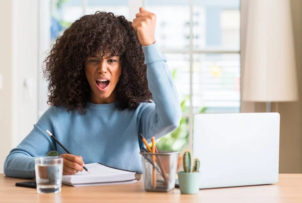 Mujer Afroamericana Estudiando Casa Usando Una Computadora Portátil Molesta Frustrada —  Fotos de Stock