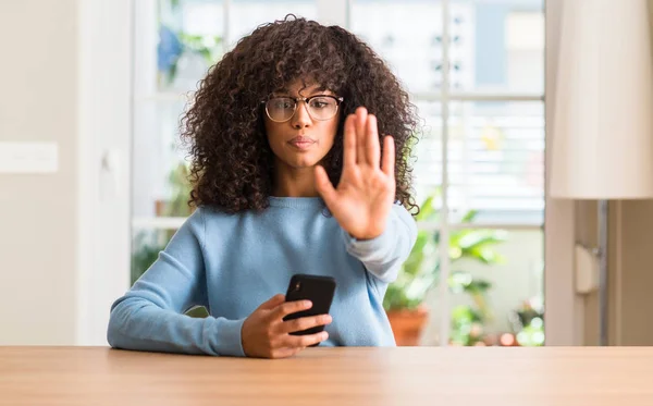 Mulher Americana Africana Bonita Usando Smartphone Com Mão Aberta Fazendo — Fotografia de Stock