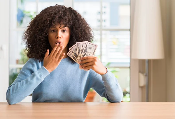 Afroamerikanska Kvinna Som Håller Dollar Sedlar Täcka Munnen Med Handen — Stockfoto