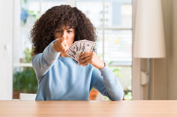 African American Woman Holding Dollar Sedlar Pekar Med Fingret Till — Stockfoto