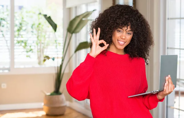 Mujer Afroamericana Pie Usando Computadora Portátil Casa Haciendo Signo Con — Foto de Stock