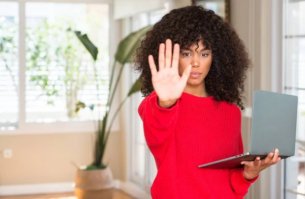 Mujer Afroamericana Pie Usando Computadora Portátil Casa Con Mano Abierta — Foto de Stock