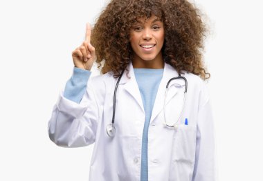 Afrika kökenli Amerikalı doktor kadın, tıbbi profesyonel yükselterek parmak, bir numara çalışma