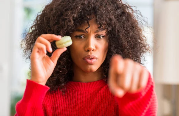 Macaron kamera ve size, el işareti, pozitif ve kendinden emin bir jest ön parmak ile işaret tutan Afrikalı-Amerikalı kadın