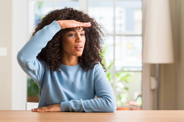 Mujer Afroamericana Casa Muy Feliz Sonriente Mirando Lejos Con Mano —  Fotos de Stock