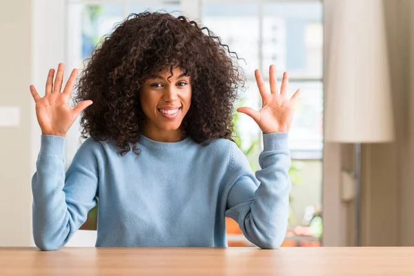 Африканская Американка Дома Показывает Показывает Пальцами Номер Десять Улыбаясь Уверенно — стоковое фото