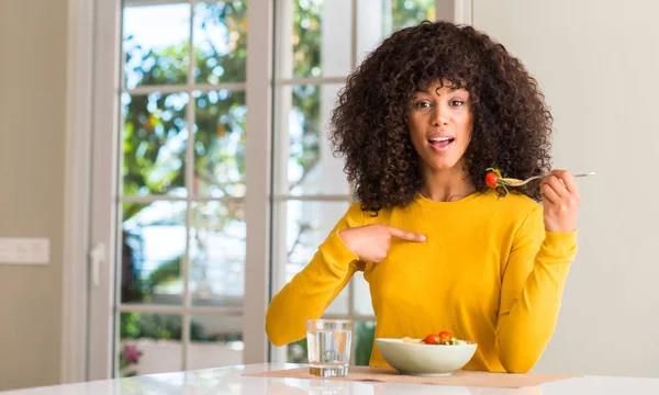 African American Woman Eating Pasta Salad Surprise Face Pointing Finger — Stock Photo, Image