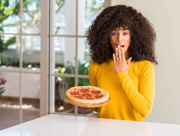 Mujer Afroamericana Dispuesta Comer Sabrosa Pizza Pepperoni Casa Boca Cubierta — Foto de Stock