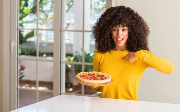 African American Kobieta Gotowa Jeść Smaczne Pepperoni Pizza Domu Niespodzianka — Zdjęcie stockowe