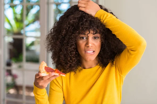 African American Woman Redo Att Äta Pepperoni Pizza Slice Stressad — Stockfoto