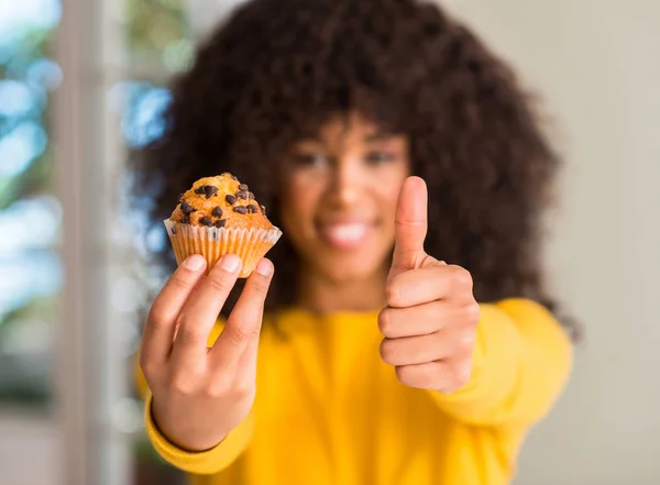 African American Kobieta Przytrzymanie Szczęśliwy Muffin Czekolady Uśmiechem Robi Znak — Zdjęcie stockowe