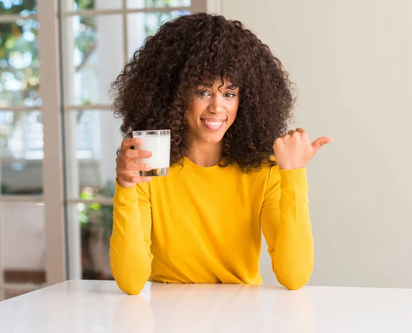 Afrikanisch Amerikanische Frau Hält Ein Glas Milch Mit Der Hand — Stockfoto