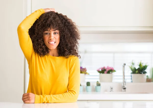 Mujer Afroamericana Vistiendo Suéter Amarillo Cocina Confundir Preguntarse Acerca Pregunta —  Fotos de Stock