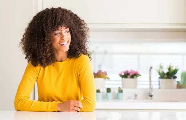 Mulher Afro Americana Vestindo Suéter Amarelo Cozinha Olhando Para Lado — Fotografia de Stock